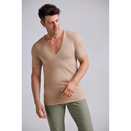 Beige Homme portant un sous-vêtement beige avec un décolleté en V.