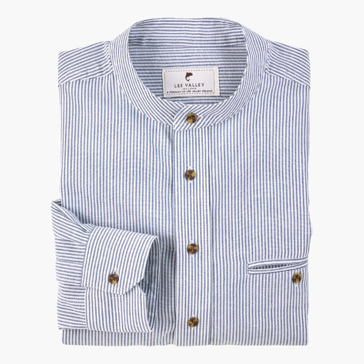 Chemise Grandfather-Sunday à rayures bleues et blanches, pliée sur une table.