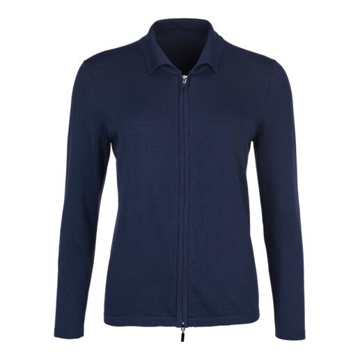 Polo-cardigan pour femmes en beige clair vu de face.