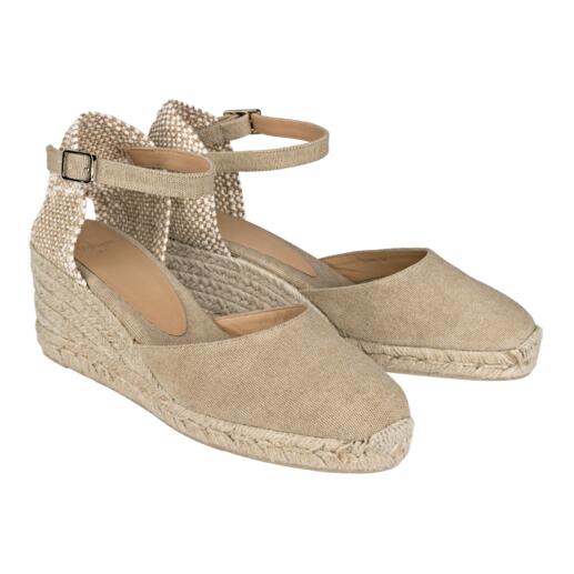 Paire d'espadrilles à talon Castañer en beige sur fond blanc.