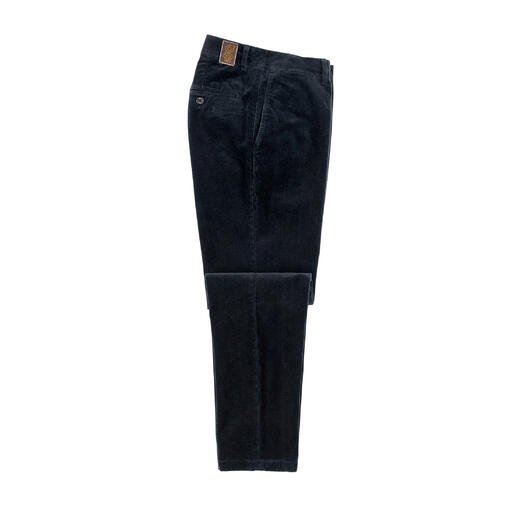 Pantalon en velours noir posé sur une table avec des poches ouvertes.