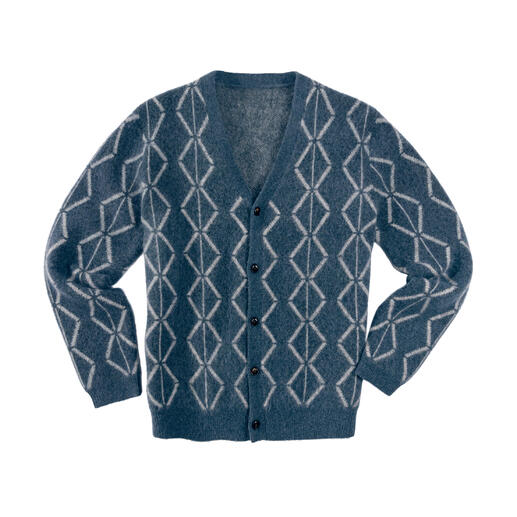 Cardigan en alpaga brossé bleu avec motif losange sur fond blanc.