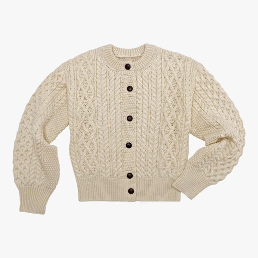 Cardigan Aran tricoté en blanc laine avec des boutons sur un fond blanc.