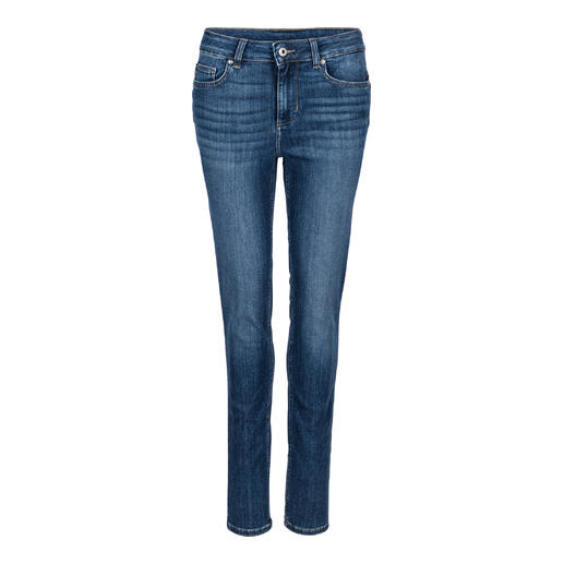 Vue de face de jeans bleus avec une coupe normale.