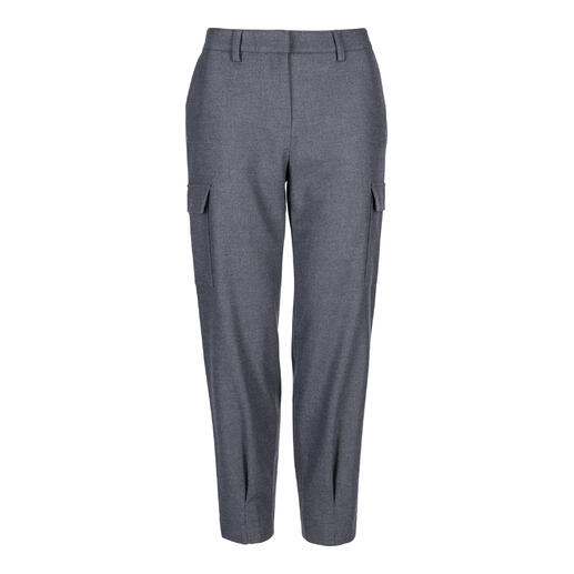 Pantalon cargo en laine dans une couleur grise, présenté de face.