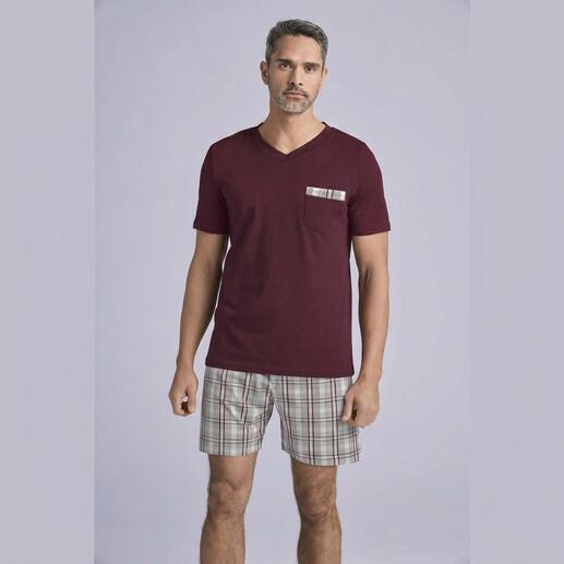Homme en T-shirt bordeaux avec une poche à carreaux, portant un short à carreaux.
