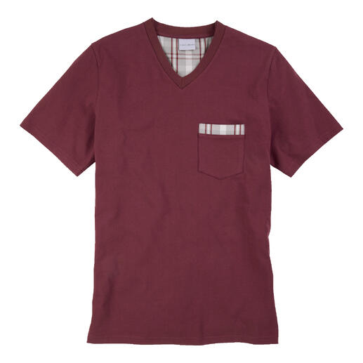 T-shirt bordeaux à col en V en taille 48 avec une poche sur la poitrine.