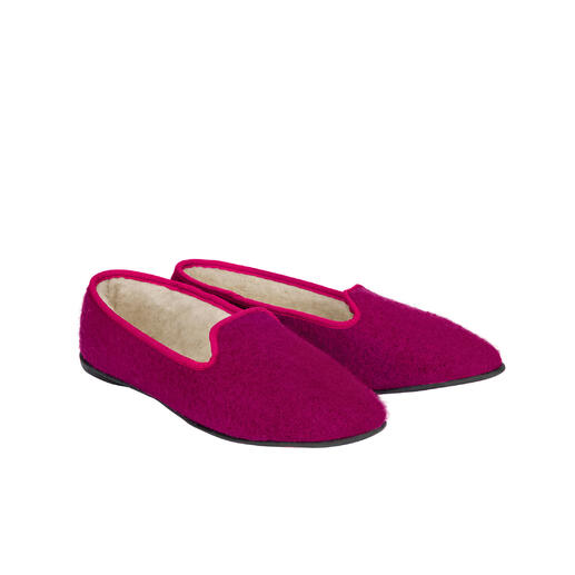 Deux pantoufles en feutre fuchsia côte à côte sur fond blanc.