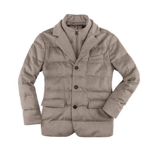 Blazer en cachemire beige avec poches et boutons.
