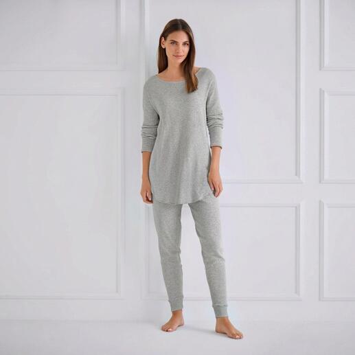Femme en pyjama grise avec haut et pantalon