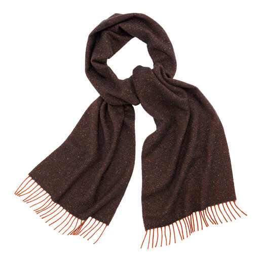 Écharpe en tweed de couleur orange foncé et marron, artistiquement drapée.