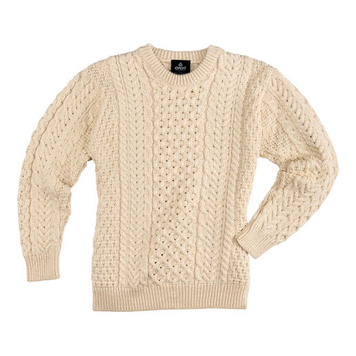 Pull Merino-Aran en blanc laine, drapé sur un fond blanc.