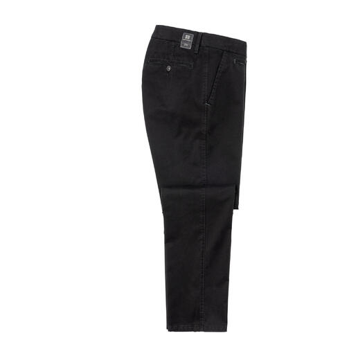 Vue de côté des chinos Perma-Black en noir, sur fond blanc.