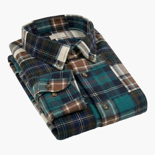 Chemise en flanelle à carreaux pliée en tons de bleu et de marron.