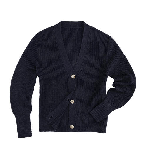 Cardigan de couleur sombre, ouvert et drapé de manière décontractée.