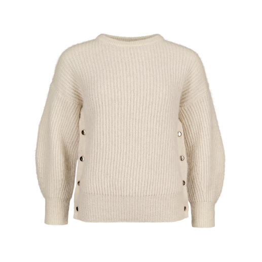 Pull beige à coupe ample avec des boutons sur les côtés.