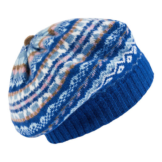 Béret écossais Fair-Isle bleu avec motif coloré sur fond blanc.