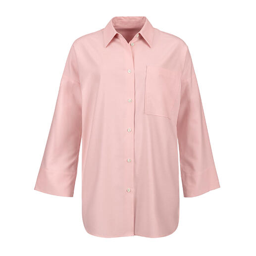 Vue de face d'une blouse d'hiver oversize rose avec poche poitrine