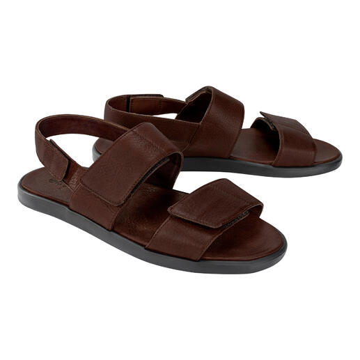 Paire de sandales en cuir brun sur fond blanc.