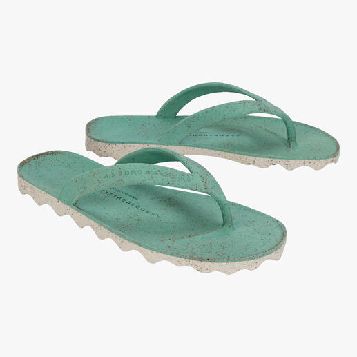 Deux tongs Asportuguesas vertes sur fond blanc.