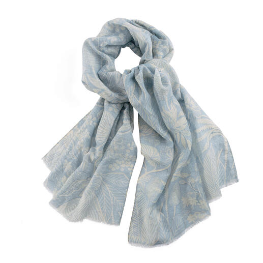 Étole en chanvre et coton bleu clair, nouée et drapée.