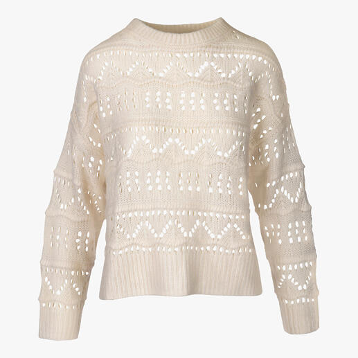 Pull ajour en crème, avec un motif en mailles lâches.