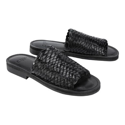 Deux slides tressées noires de Cano sur fond blanc.