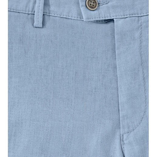 Aqua Vue détaillée d'un bermuda en lin bleu clair avec bouton et poches.
