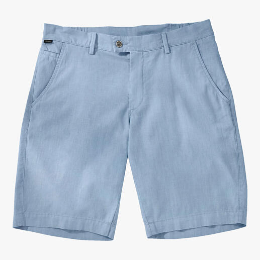 Bermuda en lin bleu clair, avec poches et fermeture à bouton.