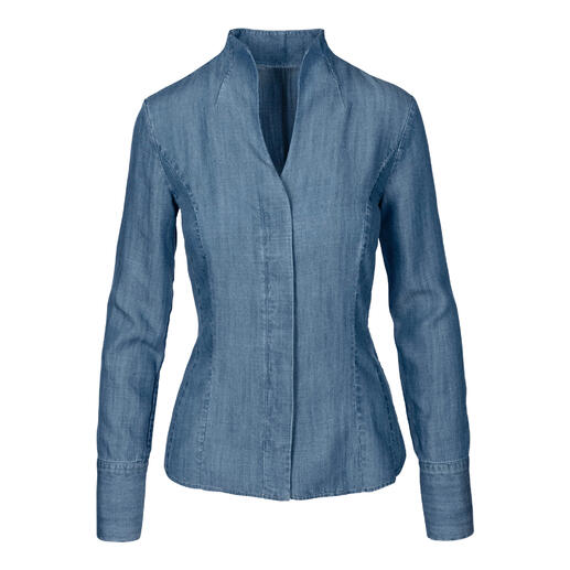 Chemise en denim bleu de van Laack sur fond blanc.