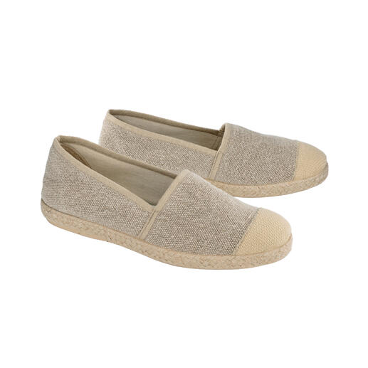 Deux espadrilles en chanvre de Grand Step Shoes dans des tons naturels, vue avant.