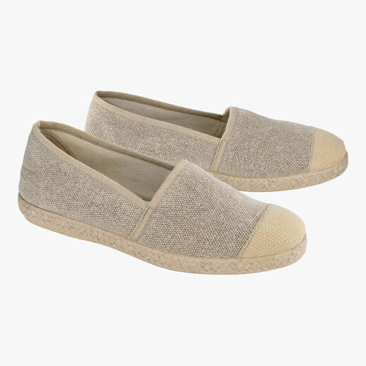 Deux espadrilles en chanvre de Grand Step Shoes dans des tons naturels, vue avant.