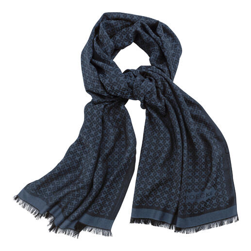 Écharpe réversible de Roeckl, posée avec des motifs.