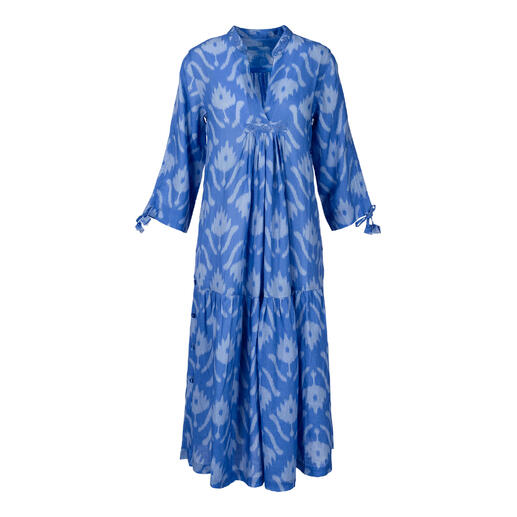 Robe kaftan longue de couleur bleue avec motif floral.