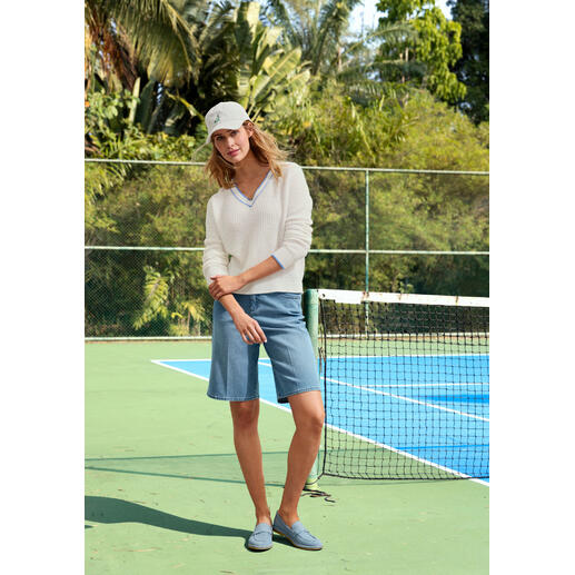 Pullover en lin et cachemire Femme dans des mocassins confortables de Grand Step Shoes, sur un court de tennis.