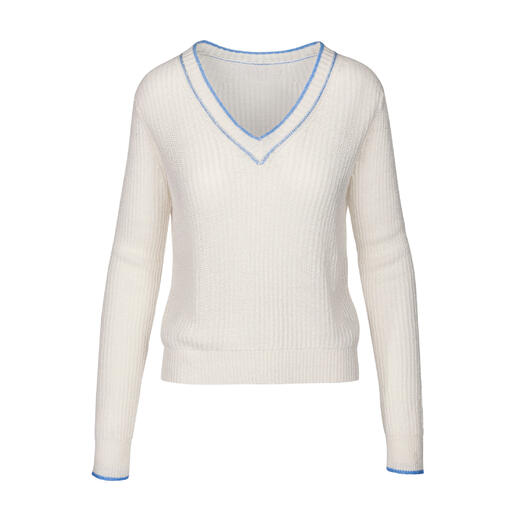 Vue de devant d'un pull en cachemire-lin beige clair avec décolleté en V.