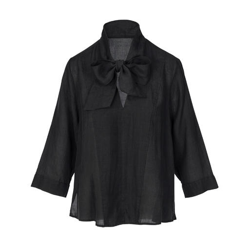 Vue de devant d'une blouse noire avec nœud en tissu d'été léger.