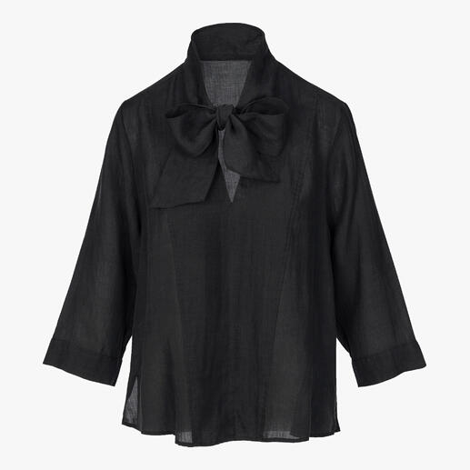 Vue de devant d'une blouse noire avec nœud en tissu d'été léger.