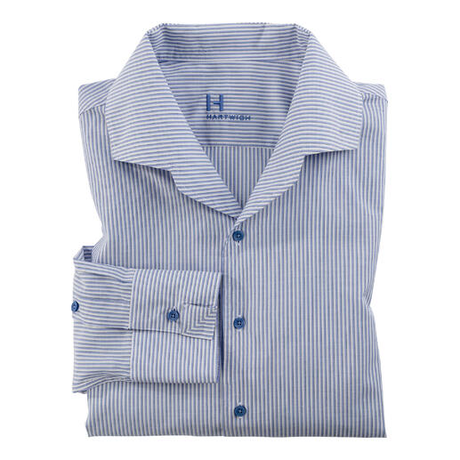 Chemise en soie à revers rayé, pliée sur un fond blanc.