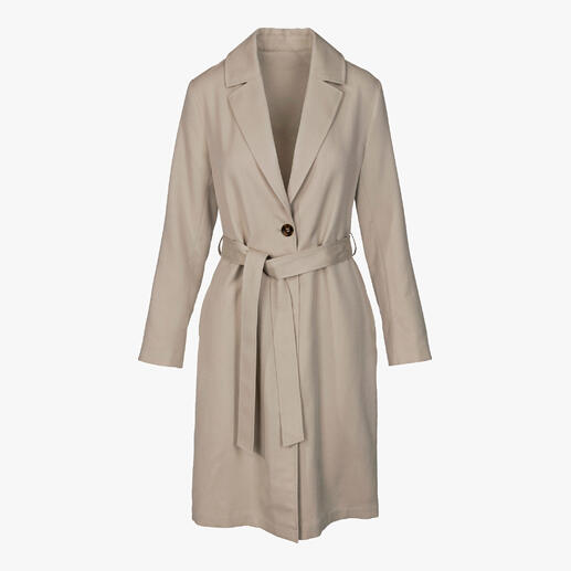 Manteau en alpaga-soie beige avec ceinture et bouton, vue de devant.