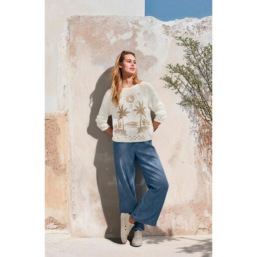 Jeans à jambes larges Bella Dahl Femme portant un pull crème et un jean large bleu clair, devant un mur.