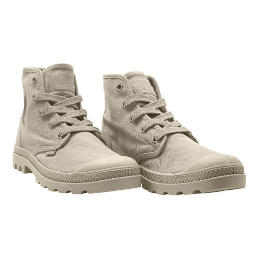 Bottes en toile beige avec lacets, vue de face.