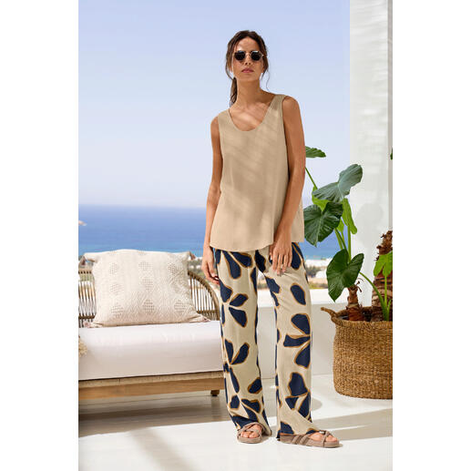 Haut et Pantalon Femme en haut beige et pantalon à motif sur une terrasse, de face.