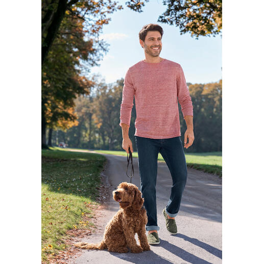 Rouge/Nature Homme en pull léger rose, marchant avec un chien sur un chemin.