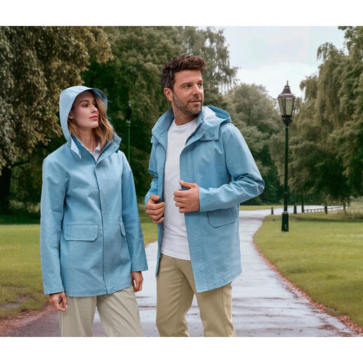 Parka en lin résistante aux intempéries Couple dans un parka en lin imperméable dans le parc