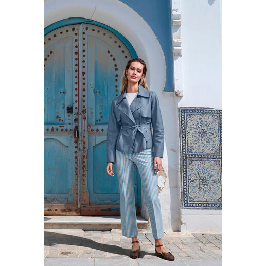 Pantalon à rayures élégant Seductive Femme dans une veste en agneau bleu devant une porte bleue
