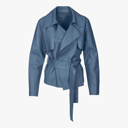 Veste en agneau bleu avec ceinture sur fond blanc