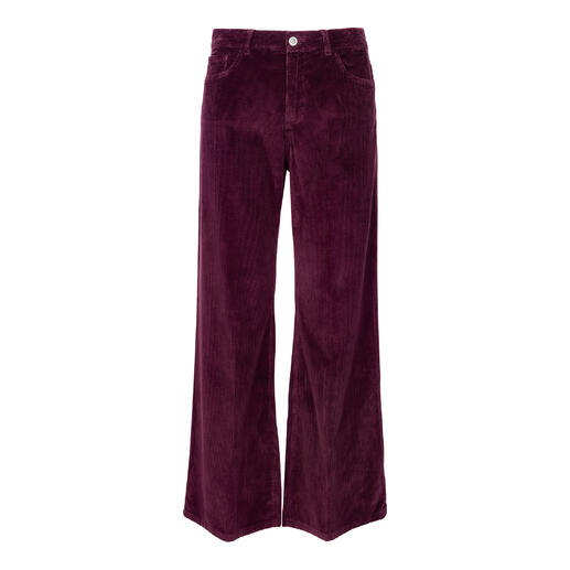 Pantalon large en velours côtelé bordeaux sur fond blanc