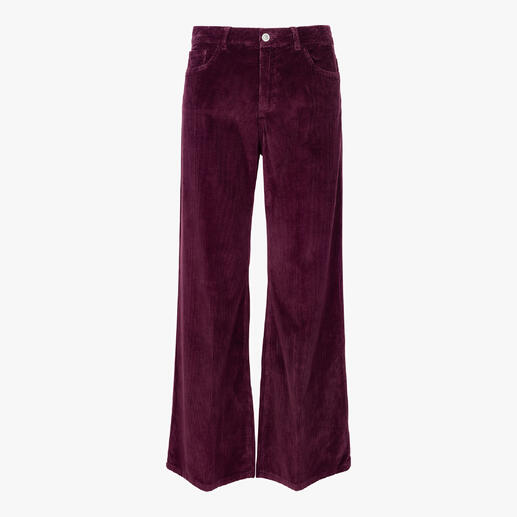Pantalon large en velours côtelé bordeaux sur fond blanc
