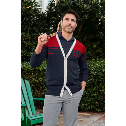 Cardigan en soie maritime Junghans 1954 Homme portant un cardigan en soie maritime avec des rayures rouges et bleues